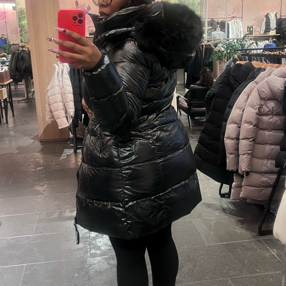 Aritzia: Black gloss SUPER SNUG Puffer mid with Fur (Limited Edition) - Picture 6 of 13